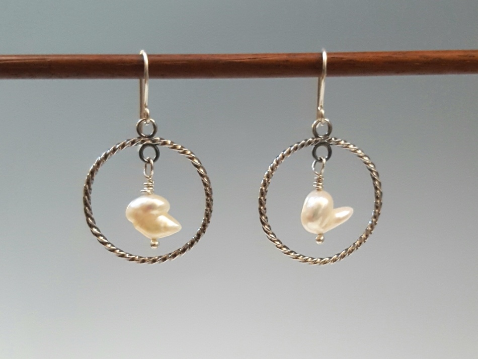 Single twist circle earring with pearl s1.jpg