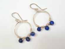 Circle earrings with 3 denim lapis beads