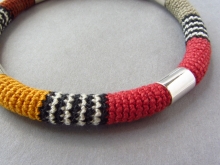 Crocheted bangle bracelet                        detail