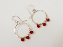 Circle earring with 3 carnelians