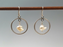Single twist circle earring with pearl